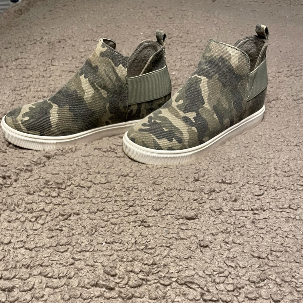 Size 8 SODA brand sneakers